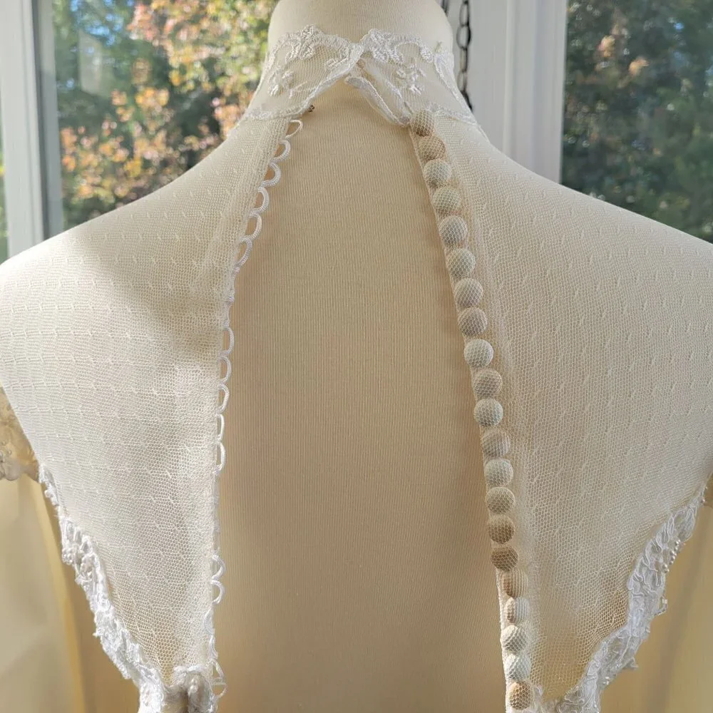 Fantastic Vintage Lace, Satin, Buttons, and puffy sleeves - Picture 9 of 16